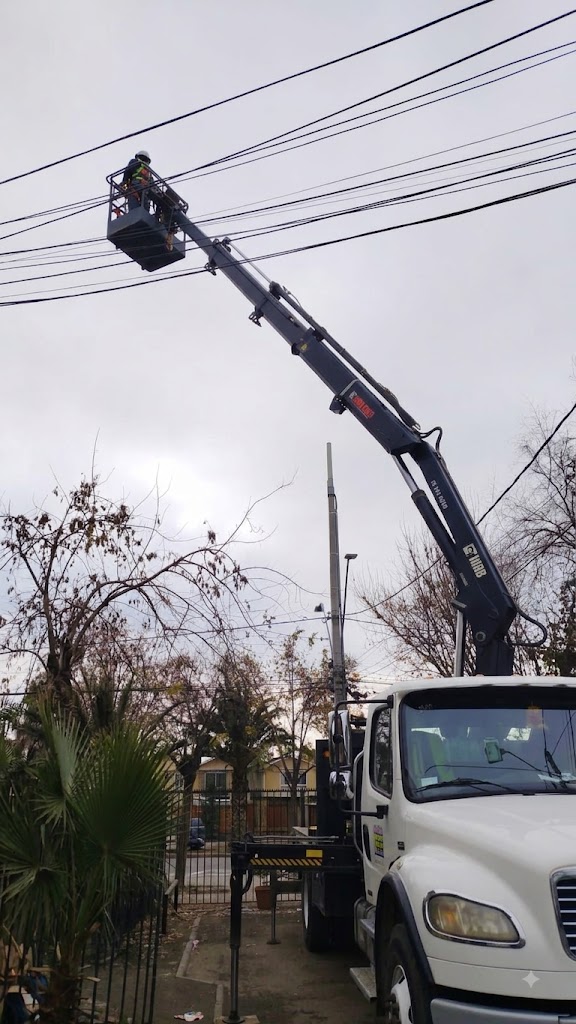 Camión con canastillo realizando trabajos en altura